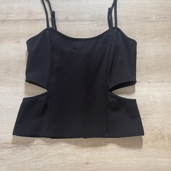 H:ours Black Clyde Cutout Crop Tank Top - Picture 3 of 4